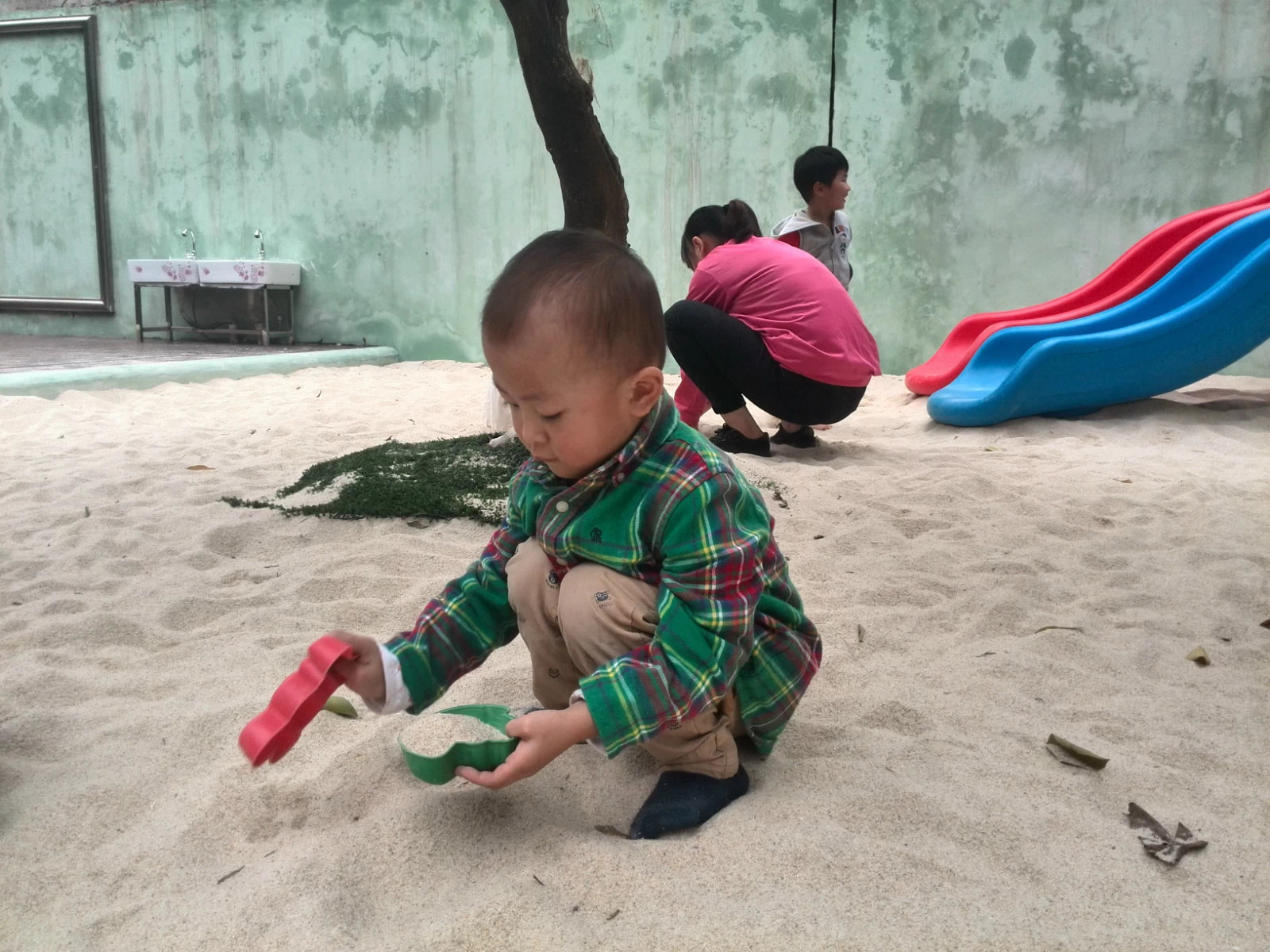 我们幼儿园有沙池了,玩沙带给孩子们的好处你