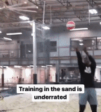 有何神奇？？霍勒迪训练团队安排其在沙地上进行篮球训练