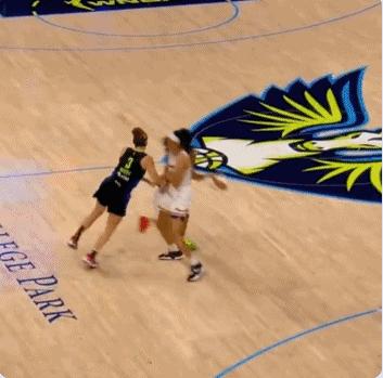 火起来了！WNBA球员史密斯命中压哨三分后做“晚安安”庆祝动作
